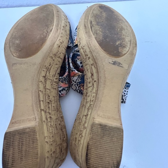 Tuscany by Easy Street flowered wedge sandals. Sz 8 M - Picture 7 of 9